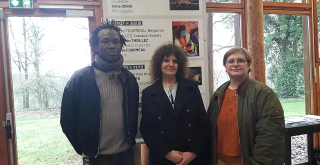 photo  symbiose inaugure le lancement de la saison touristique de roche d’oëtre. de gauche à droite, les trois artistes qui la composent : souleymane traoré, martine lebon et anne moreau.  &copy;  ouest-france 