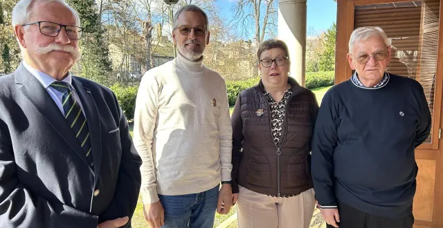 photo  daniel leroy (au centre) entouré des trois médaillés du souvenir français : michèle bodet, jean-claude terpreau et patrick allart.  &copy;  le maine libre 