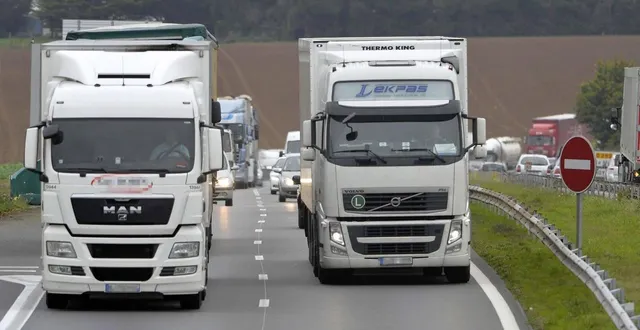 photo  l’organisation des transporteurs routiers européens (otre) a appelé la profession à se mobiliser ce samedi 28 mars à lyon (rhône) et clermont-ferrand (puy-de-dôme), pour protester contre la flambée des prix des carburants entraînée par la guerre du moyen-orient. photo d’illustration.  &copy;  ouest-france 