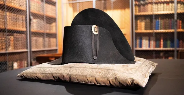 photo  un authentique chapeau porté par l’empereur napoléon ier lors de son exil à sainte-hélène, sera exposé au château de chantilly : il dormait dans les réserves du musée condé depuis 1904.  &copy;  élise houben / afp 