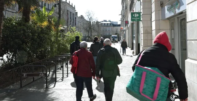 photo  à niort, jeudi 26 mars 2026. la plupart des niortais interrogés réclament plus de végétation dans la rue victor-hugo.  &copy;  co – benoit felace 