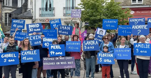 photo  moment d’émotion, lors du procès à vannes, lorsque furent brandis une quarantaine de panneaux avec les prénoms et les âges des victimes de joël le scouarnec.  &copy;  ouest-france 