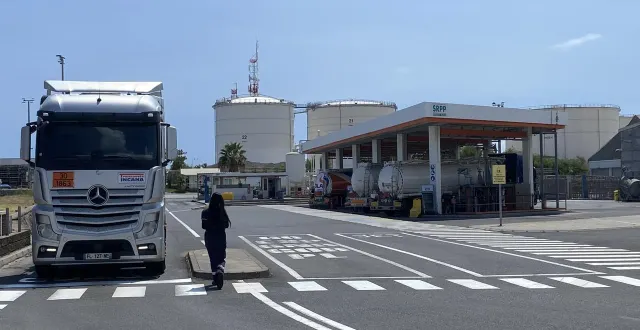 photo  au port, le dépôt de carburants de la société réunionnaise de produits pétroliers qui détient à la réunion le monopole des importations de l’essence.  &copy;  ouest-france, jérôme talpin 