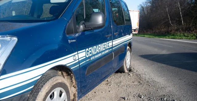 photo  un véhicule de gendarmerie stationné sur le bord d'une route dans les côtes-d'armor, en février 2026. sur quatorze catégories de crimes et délits, les services de police et de gendarmerie n'ont en moyenne enregistré aucune infraction en 2025 dans 58   des communes françaises.  &copy;  photo d'illustration elsa rancel / ouest-france 