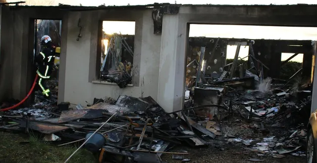 photo  les sapeurs-pompiers ont maîtrisé le sinistre après plus de deux heures d’intervention.  &copy;  le maine libre 