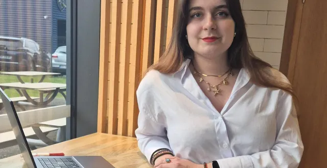 photo  adeline jouanest, nomade et très organisée, ne quitte jamais son ordinateur portable.  &copy;  ouest-france 