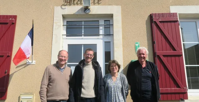 photo  gael gautier, le nouveau maire (au centre) avec ses adjoints jean-gabriel lieberherr, isabelle ruillé et philippe girard, ont été élus par le conseil municipal samedi 21 mars 2026.  &copy;  ouest-france 