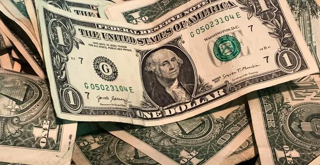 photo  des billets de banque en dollars américains sont photographiés à chicago, aux états-unis, le 18 octobre 2022.  &copy;  jakub porzycki / nurphoto via afp 