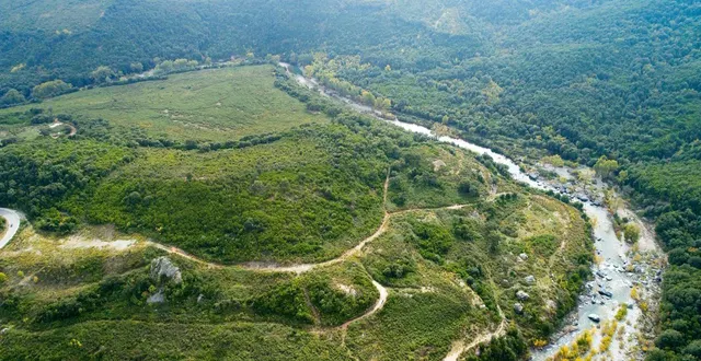photo  la rivière tavignano et le site prévu pour l’installation de traitement des déchets, à giuncaggio, sur l’île de corse.  &copy;  pascal pochard-casabianca / afp 
