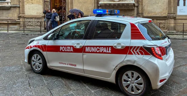photo  en italie, la police municipale a retrouvé cinq enfants mineurs seuls chez eux par après le signalement d’une enseignante.  &copy;  michael nguyen / nurphoto via afp 