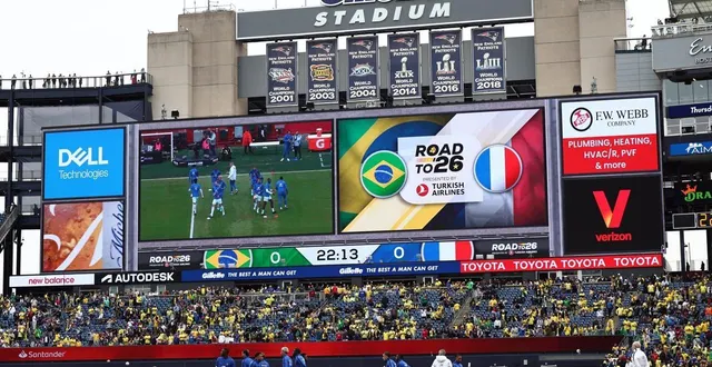photo  pour rejoindre le gillette stadium en venant de boston, les supporters ont déjà déboursé 30 dollars, ce jeudi 26 mars 2026.  &copy;  franck fife / afp 