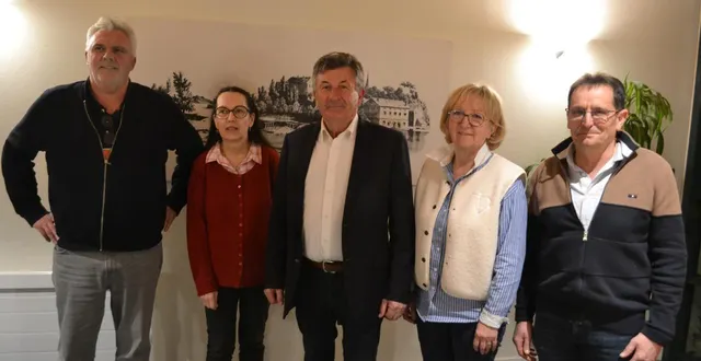 photo  pascal lelièvre (au centre) avec ses adjoints (de g. à dr : frédéric top, hélène congard, yvette gibon, patrick chotard).   &copy;  le maine libre 