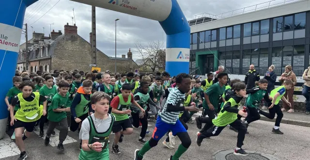 photo  près de 1 500 écoliers ont participé aux foulées scolaires d’alençon - la croix médavy.  &copy;  ouest-france 