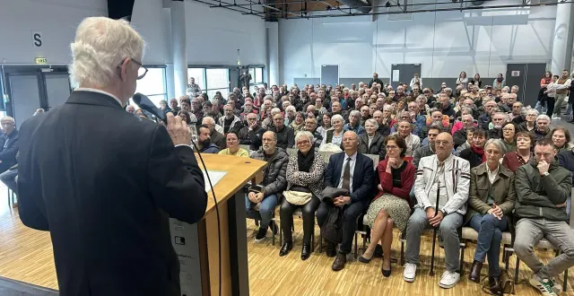 photo  alix oudin (au premier rang, au centre) va mener la minorité au conseil municipal de chemillé-en-anjou (maine-et-loire). elle remplace gérard cesbron qui a démissionné après sa défaite aux élections municipales.  &copy;  archives co – freddy reigner 