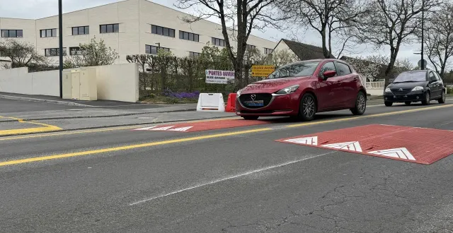 photo  des plateaux ralentisseurs ont été installés devant l’entrée du collège jean-racine, à alençon.  &copy;  ouest-france 