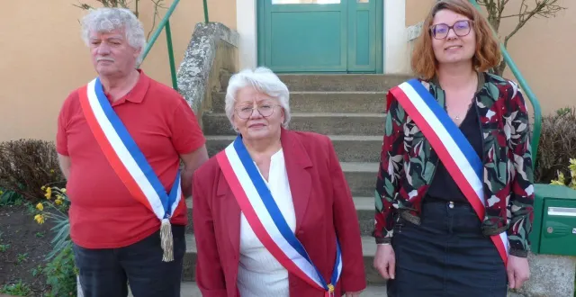 photo  myriam morand, réélue, est entourée d’aurore leroy, 1re adjointe et de jean-pierre tessier, 2e adjoint.  &copy;  le maine libre 