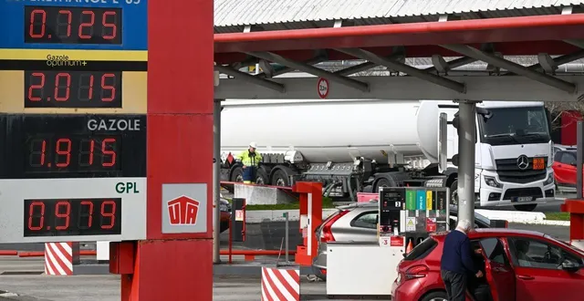photo  angers, le 5 mars 2026. les prix à la pompe ont régulièrement dépassé les 2 euros le litre.  &copy;  co - laurent combet 