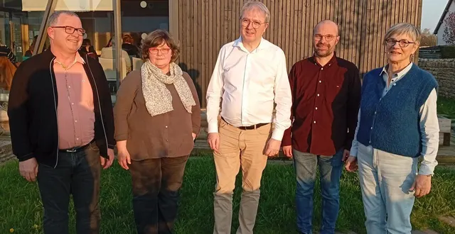 photo  les quatre nouveaux adjoints entourent laurent noë, le nouveau mairearçonnéen.  &copy;  le maine libre 