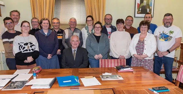 photo  le conseil municipal entourant le nouveau maire hugues raluy, en position assise.  &copy;  jean-yves benois 