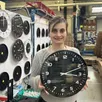 photo responsable du marketing chez bodet time, près de cholet, corinne thomas présente l’une des innovations de l’entreprise : une horloge éco-conçue entièrement autonome en énergie.