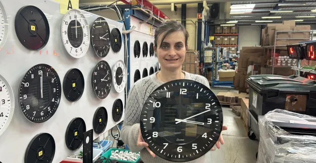 photo  responsable du marketing chez bodet time, près de cholet, corinne thomas présente l’une des innovations de l’entreprise : une horloge éco-conçue entièrement autonome en énergie.  &copy;  ouest-france 