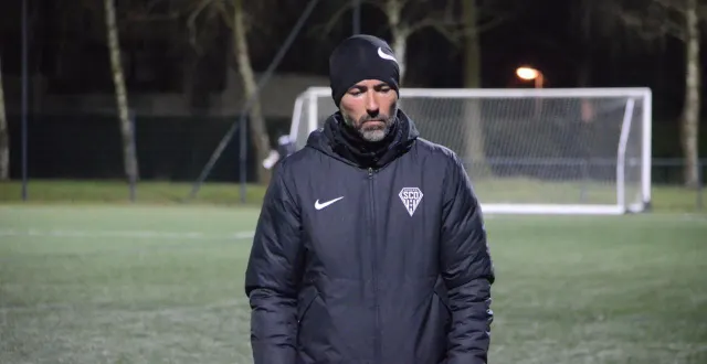 photo  anthar yahia, l’entraîneur de la réserve angevine.  &copy;  ouest-france 