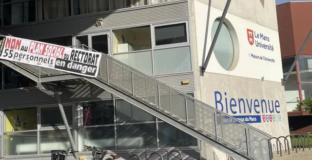 photo  une banderole a été apposée sur l’un des bâtiments de l’université du mans (sarthe).  &copy;  fsu 