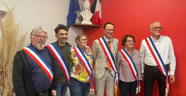 photo  laurent cauret, au centre, est le nouveau maire du village.   &copy;  ouest-france 
