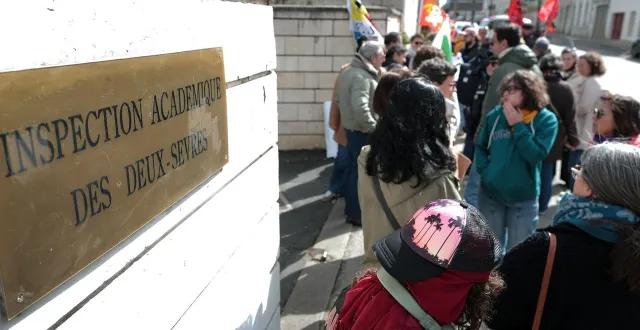photo  les syndicats d’enseignants des deux-sèvres se sont mobilisés, jeudi 26 mars, devant la dsden des deux-sèvres, à niort.  &copy;  co - benoit felace 