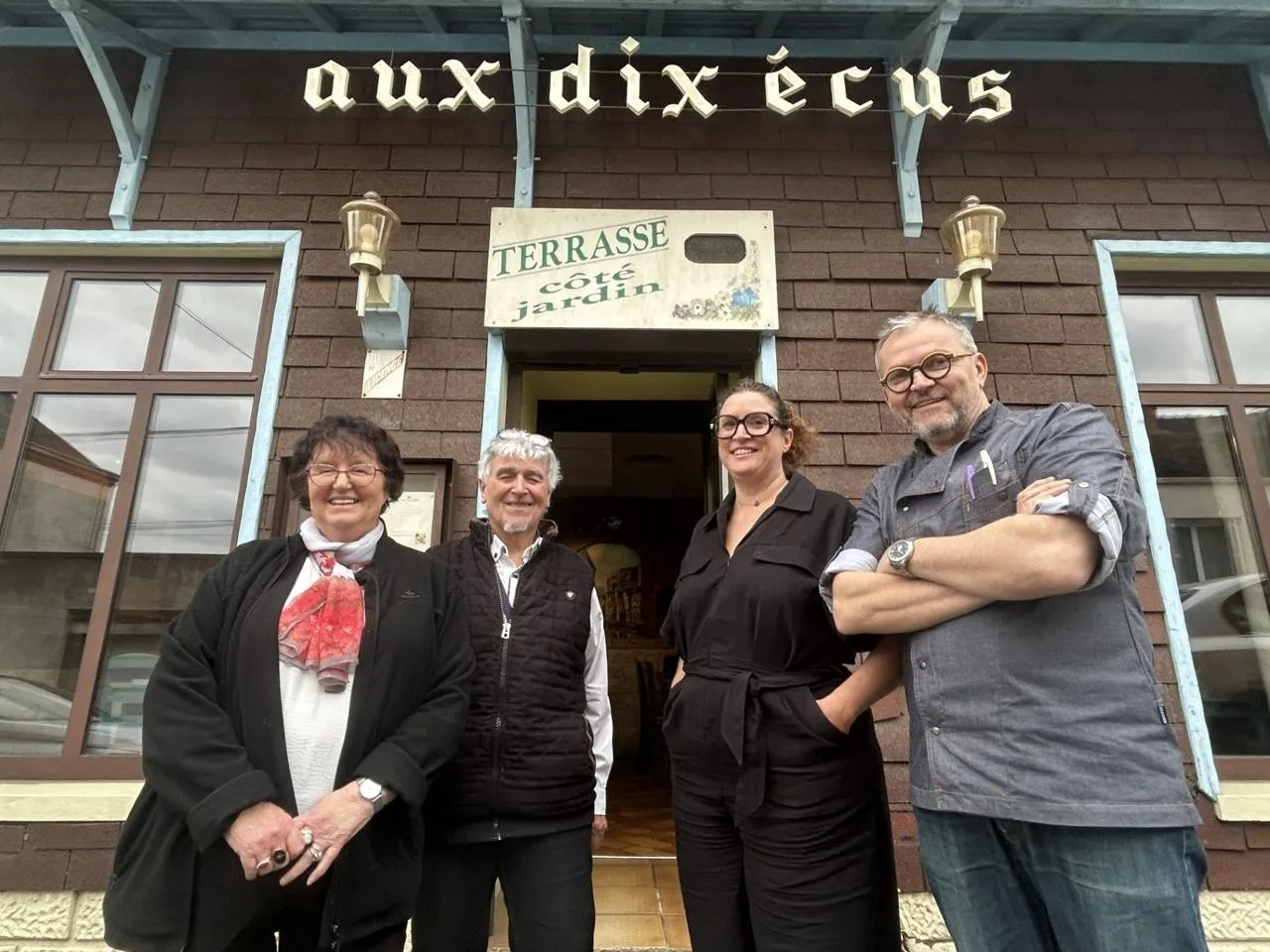 photo  cholet, vendredi 27 mars. a gauche, les fondateurs de la crêperie (marlène et hubert ferchaud) et à droite, les propriétaires actuels (myriam hamidi et christophe coumoul). 