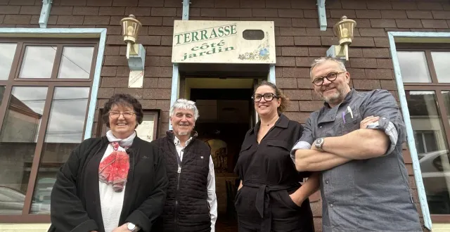 photo  cholet, vendredi 27 mars. a gauche, les fondateurs de la crêperie (marlène et hubert ferchaud) et à droite, les propriétaires actuels (myriam hamidi et christophe coumoul).  &copy;  co - freddy reigner 