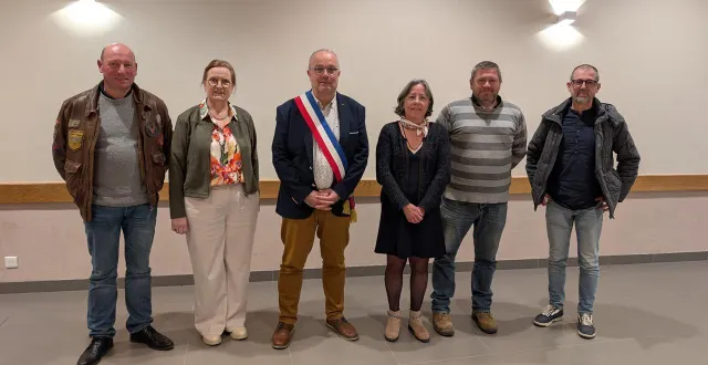 photo  hervé fontaineau, ici entouré par ses adjoints, repart pour un troisième mandat à la mairie de mézeray.  &copy;  mairie de mézeray 