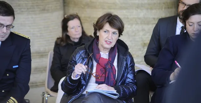 photo  annie genevard, ministre de l’agriculture, de l’agro-alimentaire et de la souveraineté alimentaire, ici entourée du préfet des deux-sèvres simon fetet et de la présidente du conseil départemental coralie dénoues, a échangé avec les représentants des syndicats agricoles.  &copy;  co - christophe bernard 