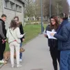 photo  plusieurs parents d’élèves ont distribué des tracts devant l’école maternelle et primaire d’écouché-les-vallées. 