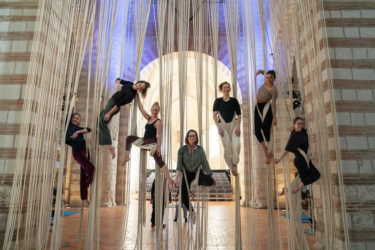 photo  pour le 20e anniversaire de la réouverture de la collégiale saint-martin, à angers (maine-et-loire), un spectacle est créé in situ. 