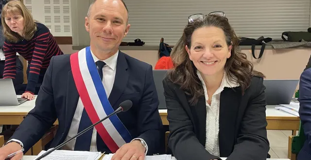photo  le nouveau maire benoît nicolardot et sa première adjointe, malika laouar.  &copy;  le maine libre 
