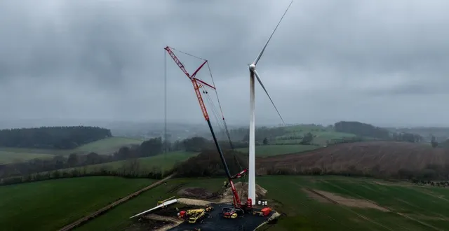 photo  ce vendredi 27 mars 2026, les deux plus anciennes éoliennes terrestres de normandie, situées à saint-martin-des-besaces (calvados), sont en cours de démantèlement. installées en 2006, ces deux éoliennes sont usées et vont être remplacées par de nouvelles, plus performantes.  &copy;  martin roche / ouest-france 
