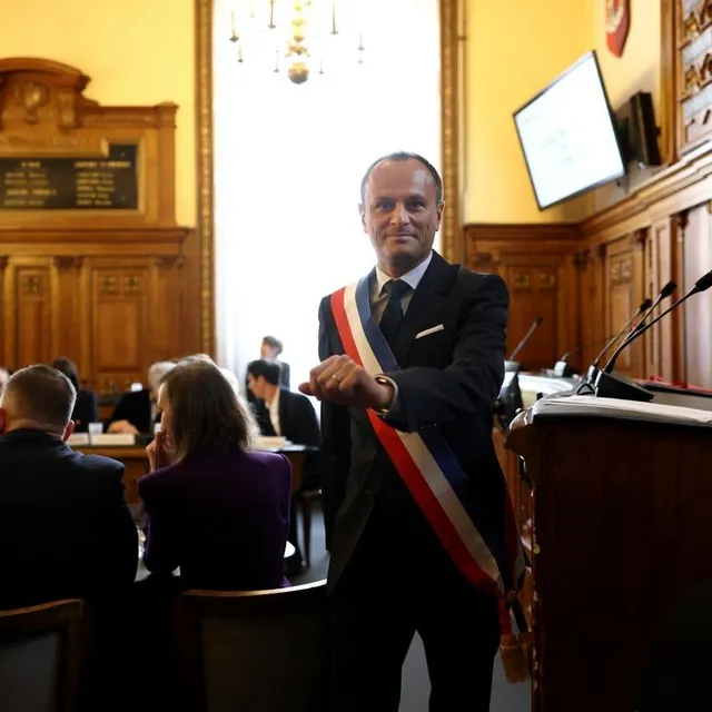 photo le nouveau maire de clermont-ferrand, julien bony, après un discours lors de sa première séance du conseil municipal à clermont-ferrand.  ©  alex martin/afp