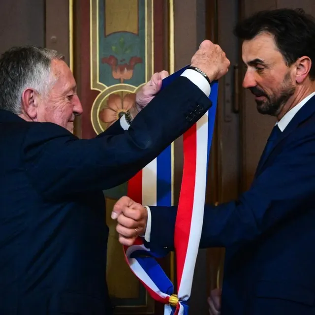 photo le maire de lyon, grégory doucet (à droite), reçoit son écharpe des mains de jean-michel aulas, lors de la séance d’installation du conseil municipal.  ©  olivier chassignole/afp