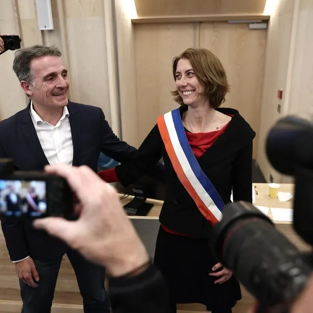 photo la nouvelle maire de grenoble, laurence ruffin, avec le maire sortant, éric piolle.  ©  maxime gruss / afp