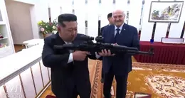 Info insolite  ce jeudi, à l’occasion de la signature d’un traité de coopération entre son pays et la corée du nord, le président de la biélorussie, alexandre loukachenko a offert à son homologue kim jong-un un fusil automatique lors de sa première visite à pyongyang. 