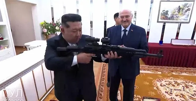 photo  ce jeudi, à l’occasion de la signature d’un traité de coopération entre son pays et la corée du nord, le président de la biélorussie, alexandre loukachenko a offert à son homologue kim jong-un un fusil automatique lors de sa première visite à pyongyang.  &copy;  photo : afp 
