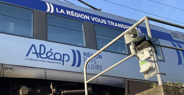 photo  depuis le début du mois de mars 2026, sncf réseau a installé des effaroucheurs en différents endroits le long de la voie sncf nantes-angers, entre ancenis et anetz (vair-sur-loire).  &copy;  ouest-france 