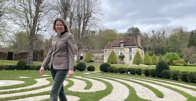photo  johanna wistrom monnier, copropriétaire du château, dans le nouveau jardin du labyrinthe de méditation.  &copy;  ouest-france 