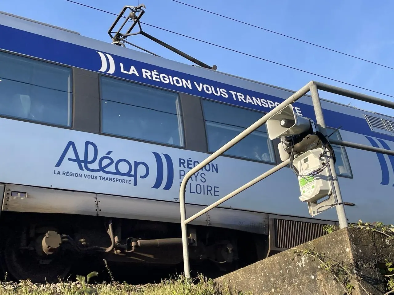 photo  depuis le début du mois de mars 2026, sncf réseau a installé des effaroucheurs en différents endroits le long de la voie sncf nantes-angers, entre ancenis et anetz (vair-sur-loire). 