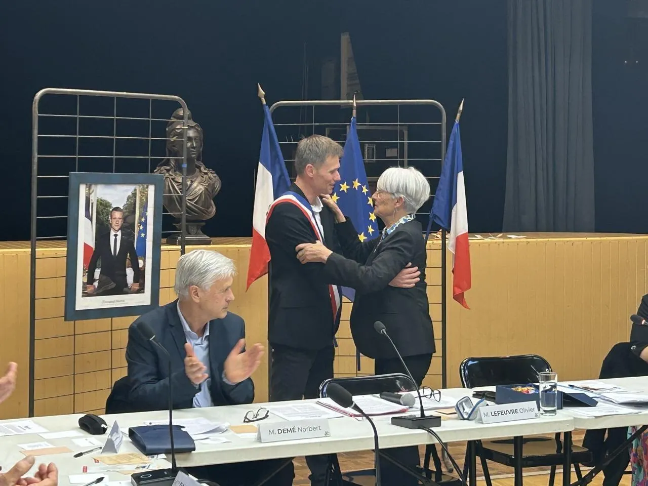 photo  olivier lefeuvre, nouveau maire de la ville de donges (loire-atlantique), et annette auffret, ancienne maire de donges, vendredi 27 mars 2026. 