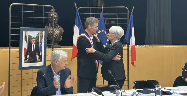 photo  olivier lefeuvre, nouveau maire de la ville de donges (loire-atlantique), et annette auffret, ancienne maire de donges, vendredi 27 mars 2026.  &copy;  ouest-france 