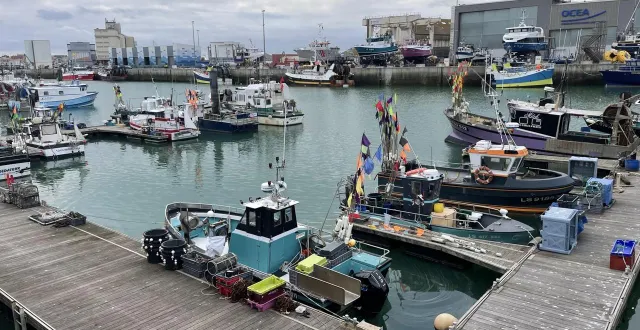 photo  dans toute la région, ici aux sables-d’olonne (vendée), de nombreux bateaux sont contraints de rester à quai.  &copy;  ouest-france 