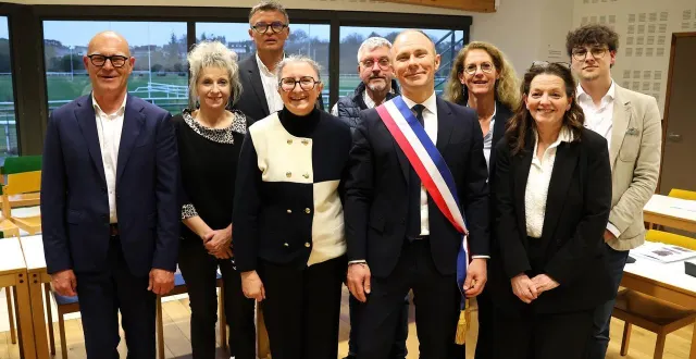 photo  benoît nicolardot, entouré par ses huit adjoints, après le conseil d’installation, vendredi 27 mars 2026. de gauche à droite : jean-françois denos, maryline chaudet, philippe mercier, patricia tome, nicolas landeau, patricia abraham, malica laouar et maxence mazari.  &copy;  ouest-france 