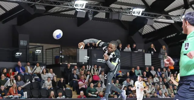 photo  avec huit buts, le capitaine williams manebard a contribué à la victoire angevine.  &copy;  philippe naudin 